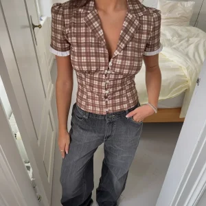 Kassandra fitted shirt with checkers – Brown/white